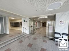 広々とした明るいエントランスには集合ポストが備わっています。鍵付きなので安心です。