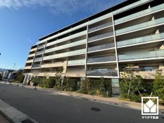 バルコニーにはスロップシンクがございます。汚れやすい作業を室内を汚さず行えるので、生活空間を清潔に保つことができます。