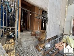 駐車スペースを並列2台分確保。重い荷物や雨の日の移動もスムーズで、快適なカーライフを実現。来客時にも便利です。