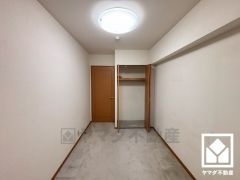 クローゼットは奥行きがあるので、収納力も申し分ありません。