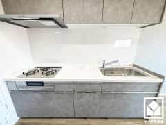 キッチンは空間を有効活用できる壁付けタイプ。換気効率が高くお手入れもしやすいスリム型のレンジフードを完備。スッキリとしたスタイリッシュなデザインも魅力の一つです。