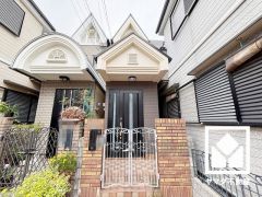 デザイナーズライクなおしゃれな外観。窓が多く、陽当たりの良い立地。