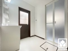 洗面室には勝手口があり、一時的なゴミ置場としても便利です。アウトドア用品のお手入れなど、汚れやすい作業を行った後にそのままお風呂や洗面所へ直行できるので衛生的です。