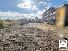 東側バルコニーのため、朝日が気持ちよく入り爽やかな一日を始められます。広々としているため、お洗濯物もたっぷりと干す事ができます。