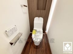 明るく清潔感溢れるトイレです。2連トイレットペーパーホルダーなのでお取替えの手間が軽減できます。