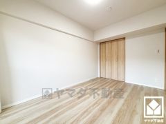 約5.7帖の洋室です。全居室にクローゼットがございますので、お部屋の広さを最大限に活用できます。