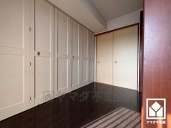 南側洋室です。リビングと隣接しており、一体利用も可能です。