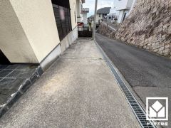 駐車スペースを縦列2台分確保。重い荷物や雨の日の移動もスムーズで、快適なカーライフを実現。来客時にも便利です。