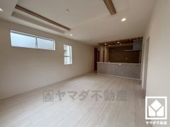 広々18.5帖のLDKが魅力。家族全員がリラックスできる、ゆったりとした快適リビングで温かい団らんの時間を。