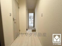 シンプルで洗練された玄関スペース。帰るたびにホッとできる、心地よい住まいの入り口。