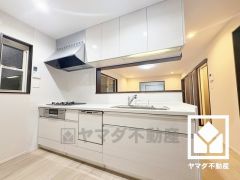 カウンターキッチンなので配膳や片付けがしやすく、お料理中でもお子様の様子が分かって安心です。キッチン横には窓がございますので、昼間は手元が明るく、お料理がはかどります。