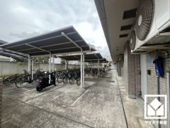屋根付きの駐輪場・バイク置場を完備。雨や風、直射日光からお乗り物を守ることができます。
