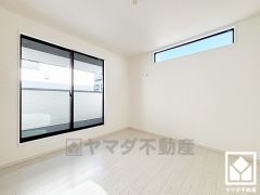 バルコニーにつながるお部屋で、通風・陽当たり良好。