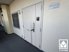 親子ドアで大きく開く玄関扉の為、ベビーカーでの出入りも楽々です。