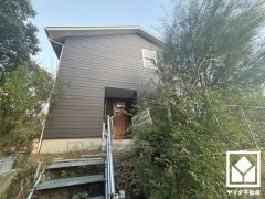 玄関からLDKまでひと続きの土間仕上げで、小上がりの無垢フローリングスペースが設置されています。