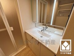 使いやすさが考えられた3面鏡です。