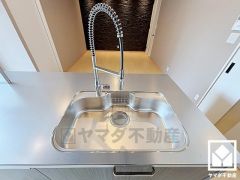 清潔感あふれるシンクで、毎日を気持ちよくスタート。デザイン性の高いフレキシブルスパウトタイプの水栓で、洗い物やシンクのお掃除もしやすくなります。