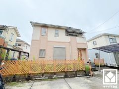 リビングに約6帖の和室が隣接しており、一体利用も可能です。子どもの遊び場、お昼寝スペース、家族のくつろぎ空間にも。和室があると、暮らしの幅がぐんと広がる。