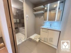 収納付きでスッキリお使い頂ける3面鏡の洗面台です。縦に2本配置されたLED照明が顔全体を明るく均等に照らしてくれるので、スキンケアやメイクがしやすくなります。