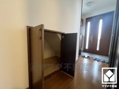 空間を無駄なく活用、階段下の賢い収納。日用品のストックなどもしっかり収納。