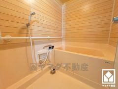 ナチュラルな木目調のアクセントパネルは落ち着いた雰囲気を演出してくれます。
