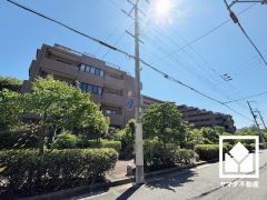 重厚感のあるファサードが、洗練された暮らしを予感させる。品格あるデザインが魅力のマンション。