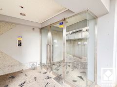 エントランスから始まる、快適な暮らし。オートロック完備の防犯性とデザイン性を両立した、安心の住まい。