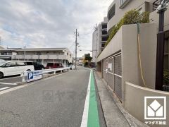 緑豊かな武庫川沿いのマンションで、川沿いにはサイクリングロードや遊歩道、芝生の広場などが整備されています。コスモスやチューリップなどの季節のお花も植えられており、四季折々の景色が楽しめます。