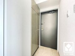 シンプルで洗練された玄関デザイン。帰るたびにホッとできる、心地よい住まいの入り口。