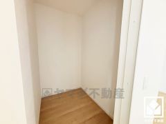 衣類も小物もスッキリ整理、使いやすいクローゼットで快適空間。