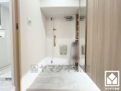 玄関にはシューズボックスを完備。家族の靴もしっかり収納できるので、玄関がいつも片付き、気持ちよくお客様を迎えられます。お出かけの前のチェックにも便利な鏡付きです。