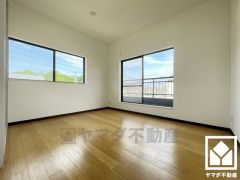 約5帖の2階洋室です。バルコニーにつながるお部屋で、通風・陽当たり良好。