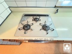 毎日の料理がもっとスムーズに。便利な3口コンロ付きキッチン。