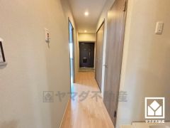 シンプルで洗練された玄関スペース。帰るたびにホッとできる、心地よい住まいの入り口。