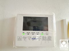 太陽光発電4.55kW・蓄電池搭載。自家発電した電気を使うことで電気代の節約になると同時に、電気料金に含まれる再エネ賦課金の支払い額の削減にも繋がり、余剰電力を売ることで収入を得ることもできます。