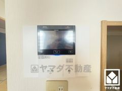 突然の来訪時でも安心なモニター付きインターホンを完備。お留守番中のお子様でも簡単に来訪者の確認ができます。