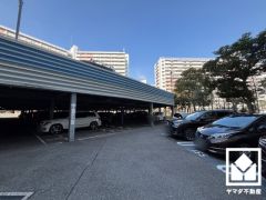 敷地内に駐車場棟を完備（月額4100円～6800円。敷金30000円）。重い荷物や雨の日の移動もスムーズで、快適なカーライフを実現。空き状況等は弊社スタッフまでお気軽にお問い合わせください。