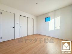 約7帖の3階洋室です。2面採光の大きな窓からは明るい光が降り注ぎます。柔らかな光が差し込む洋室で、快適で落ち着いた生活をお送りいただけます。