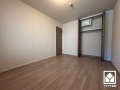 約7.6帖の洋室です。全居室にクローゼットがございますので、お部屋の広さを最大限に活用できます。