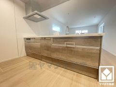 フラットタイプのカウンターキッチンなので配膳や片付けがしやすく、お料理中でもお子様の様子が分かって安心です。