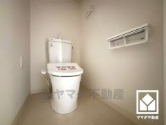 明るく清潔感溢れるトイレです。