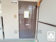 シンプルで洗練された玄関デザイン。帰るたびにホッとできる、心地よい住まいの入り口。