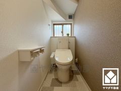 明るく清潔感溢れる1階トイレです。2連トイレットペーパーホルダーなのでお取替えの手間が軽減できます。温水洗浄便座付きで、季節を問わずいつでも温かい便座をお使いいただけます。