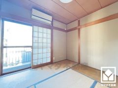 陽光がたっぷり差し込む洗練された2階和室です。温かみのある畳のスッキリとしたデザインが、暮らしを心地よく彩ります。