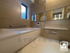 1日の疲れを癒す浴室でゆったりリフレッシュ。ナチュラルな木目調のパネルは落ち着いた雰囲気を演出してくれます。鏡が横長なので、お子様でも見やすく便利です。