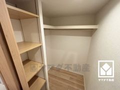 収納力豊富なウォークインクローゼット付き。お洋服はもちろん季節の荷物、趣味の道具や日用品のストックなども収納可能。棚も設置されており、整理整頓がしやすい設計になっています。