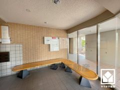 ゆったりとしたロビーにはベンチ付きの談話スペースがあり、住まう人の憩いの場に。落ち着いた空間で、ほっと一息つける時間を。