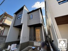 浴室にも小窓が付いているので明るく、こもりがちな湿気もすぐ取り除くことができます。