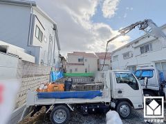 駐車スペースを並列2台分確保。重い荷物や雨の日の移動もスムーズで、快適なカーライフを実現。来客時にも便利です。