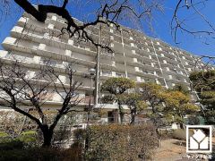 JR東海道本線「立花」駅まで徒歩約7分、阪急電鉄神戸線・伊丹線「塚口」駅まで徒歩約23分の立地。